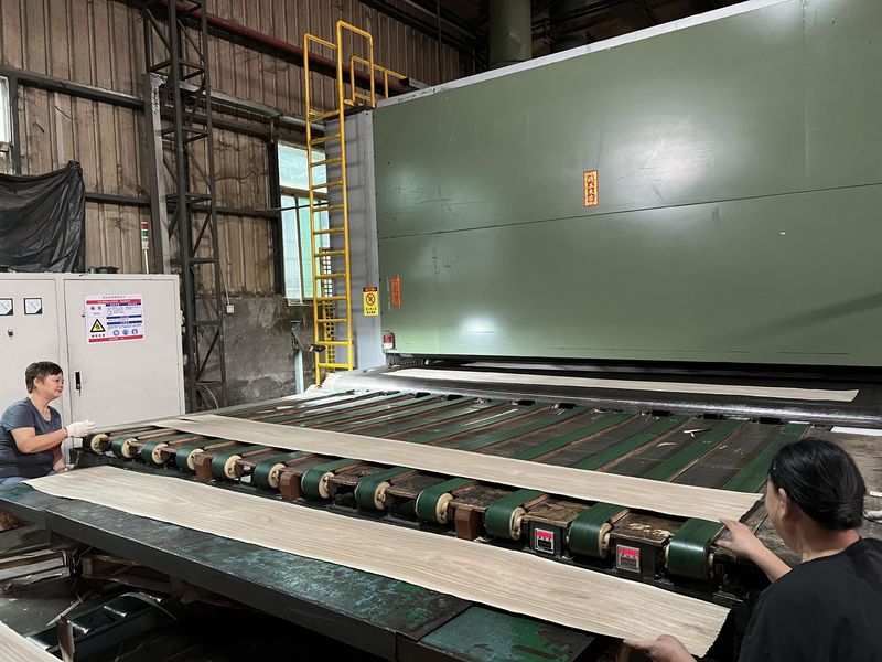 Dongguan Lingfeng Wood Industry Co., Ltd. ligne de production du fabricant