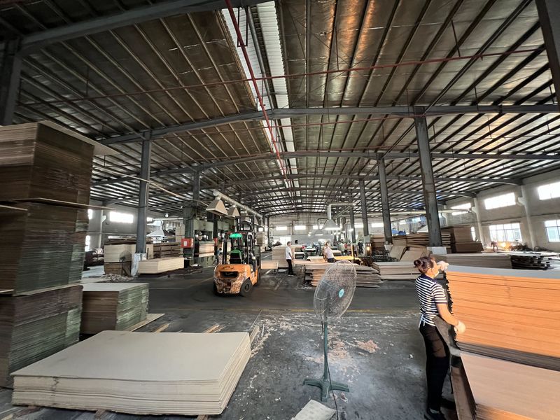 Dongguan Lingfeng Wood Industry Co., Ltd. ligne de production du fabricant