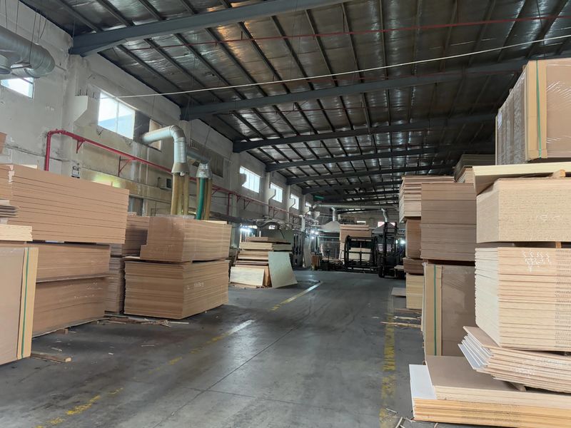 Dongguan Lingfeng Wood Industry Co., Ltd. ligne de production du fabricant